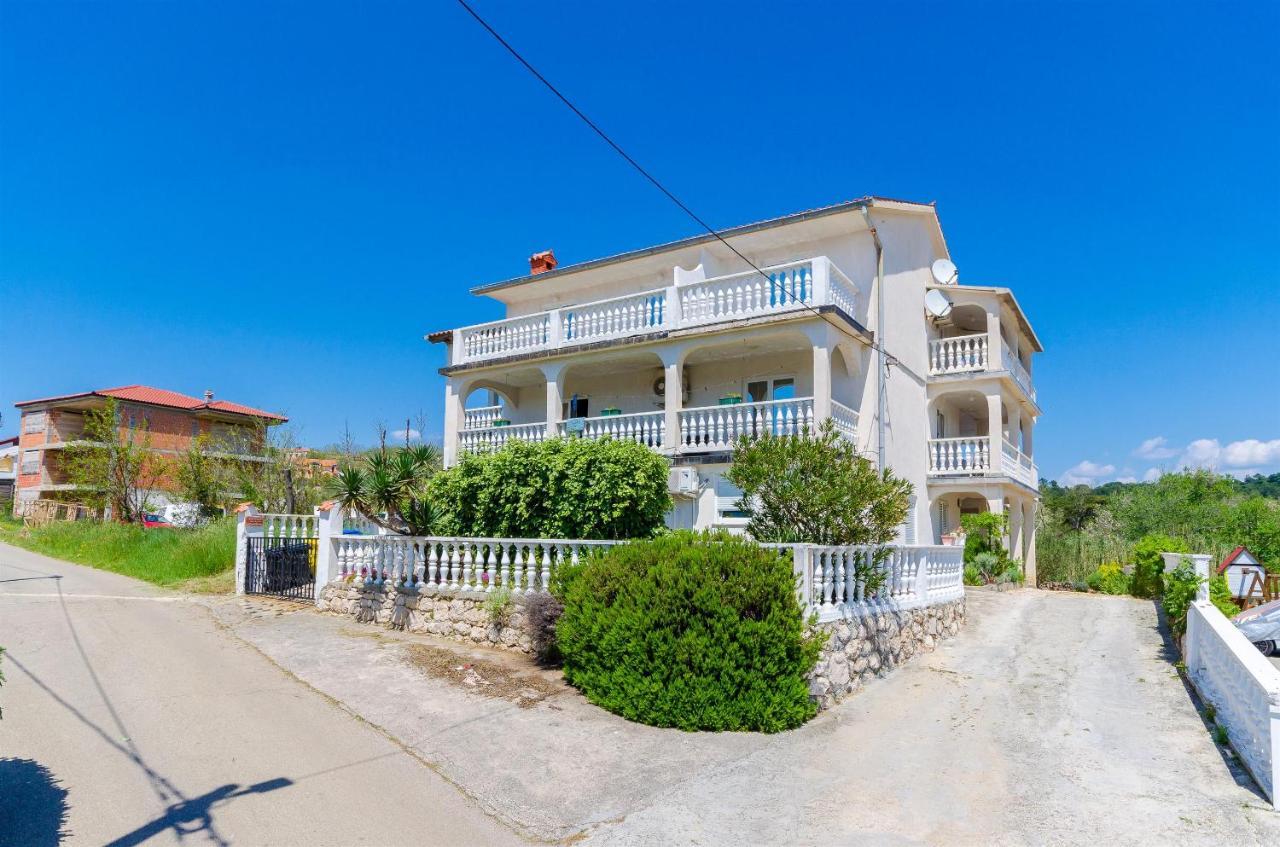 Apartments Ester لوبار المظهر الخارجي الصورة