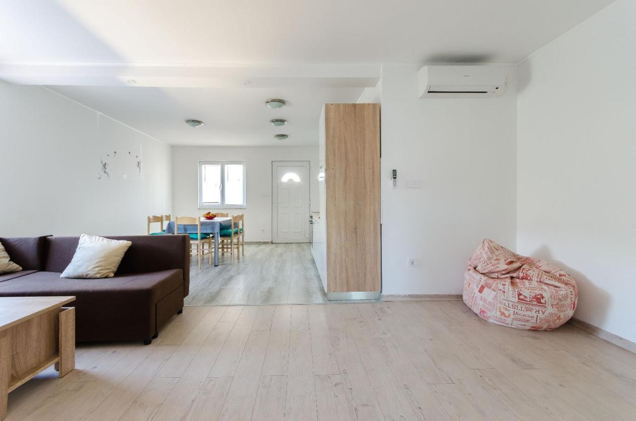 Apartments Ester لوبار المظهر الخارجي الصورة