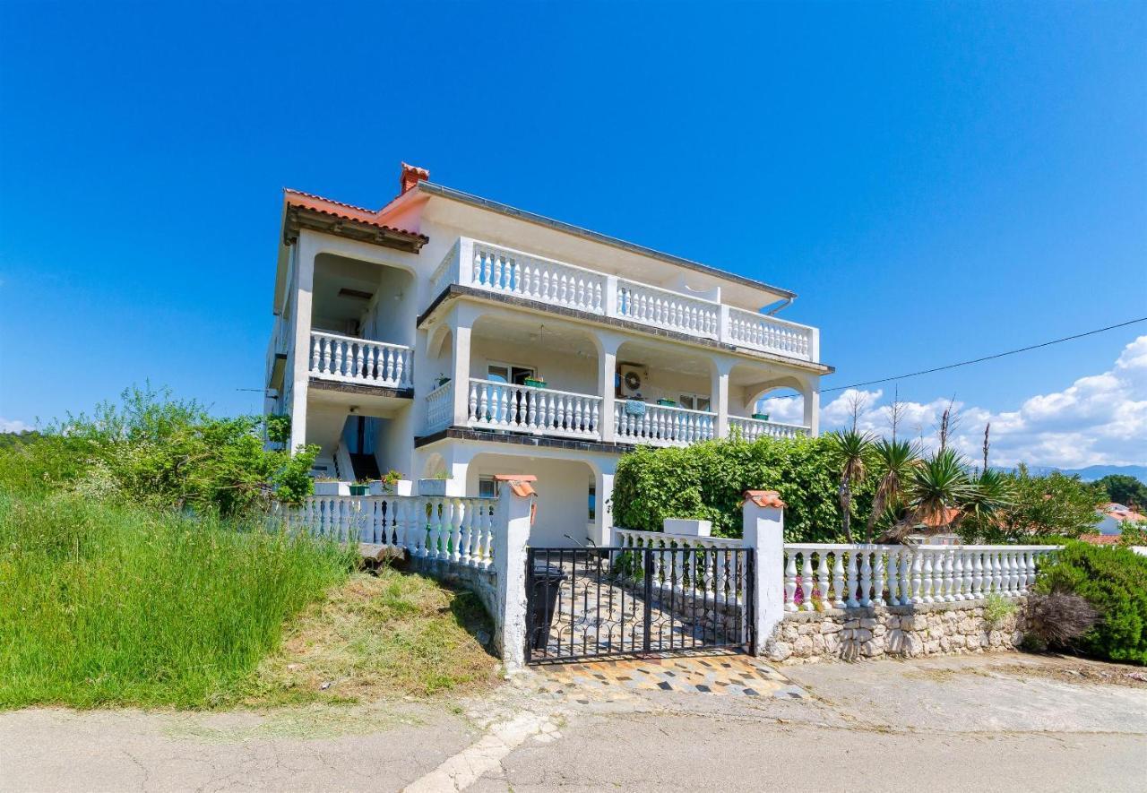 Apartments Ester لوبار المظهر الخارجي الصورة