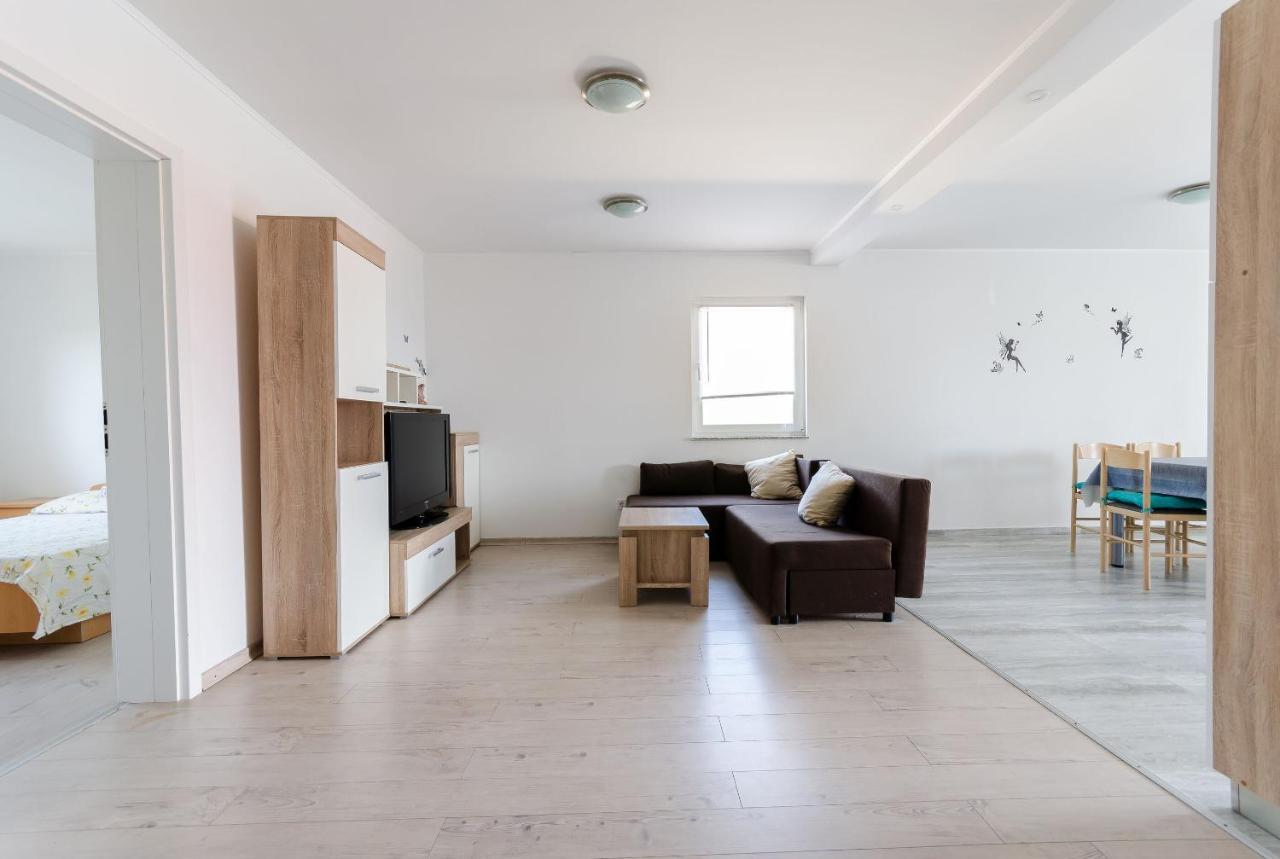 Apartments Ester لوبار المظهر الخارجي الصورة