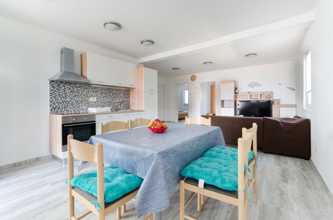 Apartments Ester لوبار المظهر الخارجي الصورة
