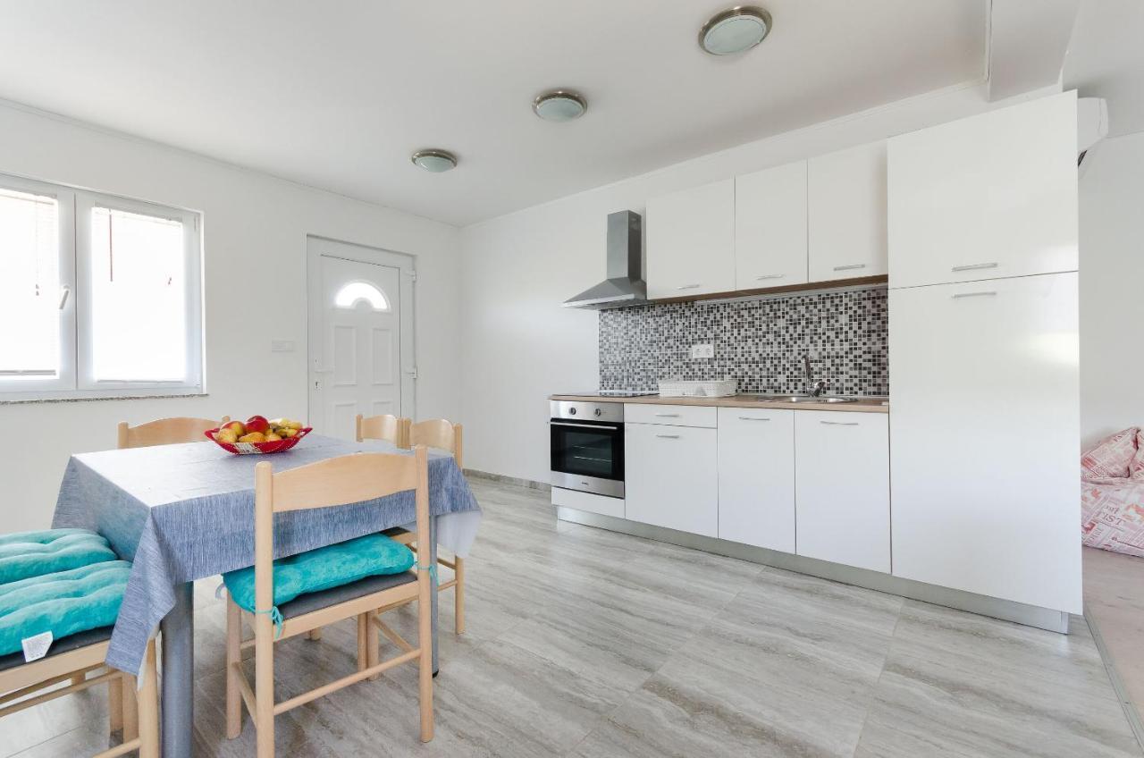 Apartments Ester لوبار المظهر الخارجي الصورة