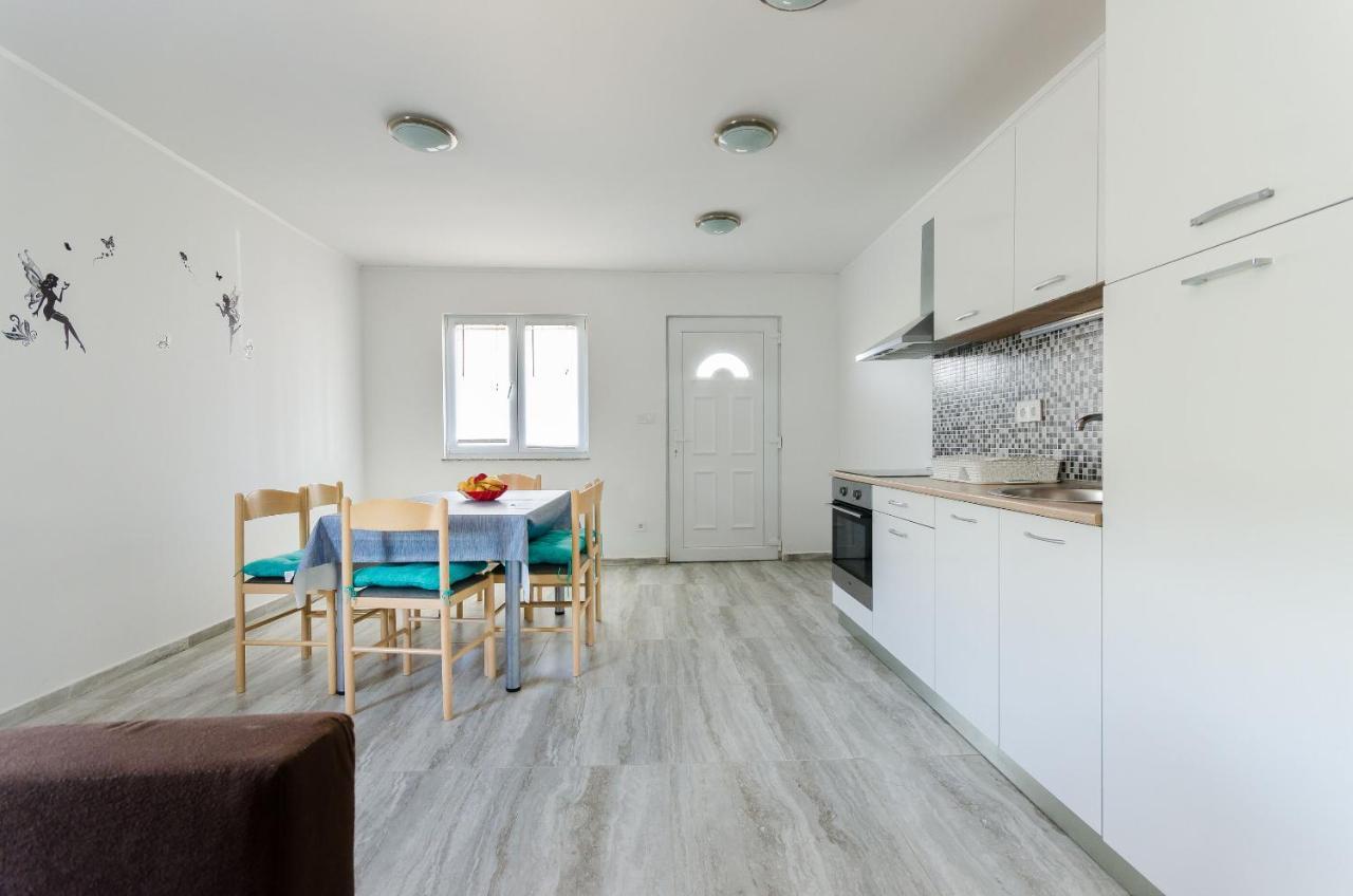 Apartments Ester لوبار المظهر الخارجي الصورة
