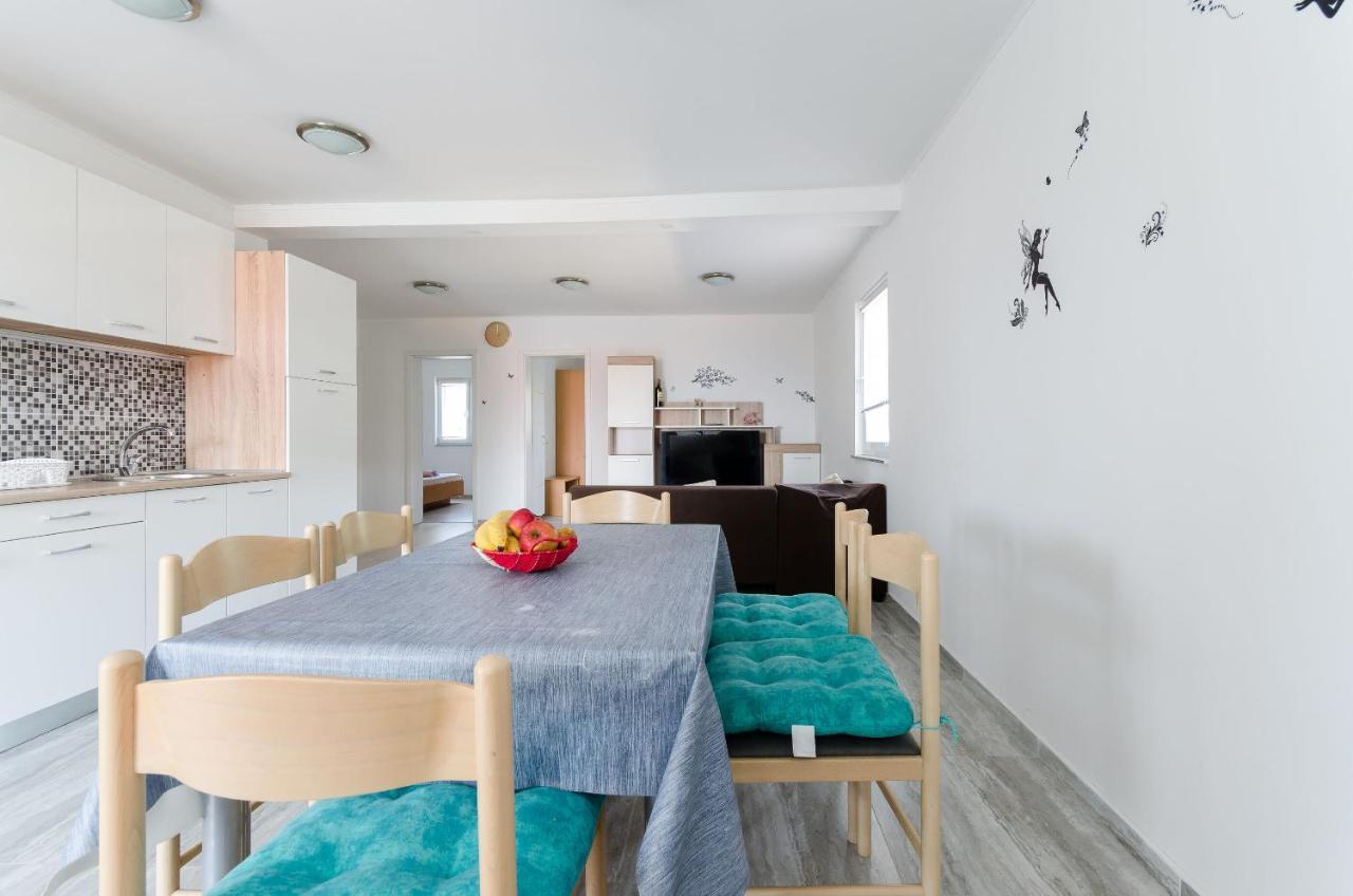 Apartments Ester لوبار المظهر الخارجي الصورة