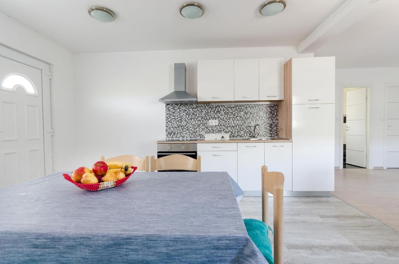 Apartments Ester لوبار المظهر الخارجي الصورة