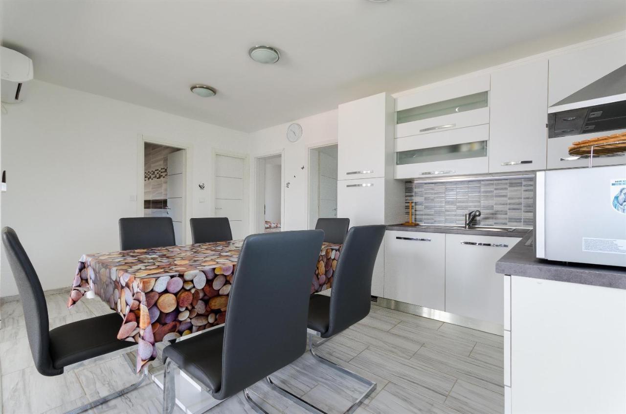 Apartments Ester لوبار المظهر الخارجي الصورة