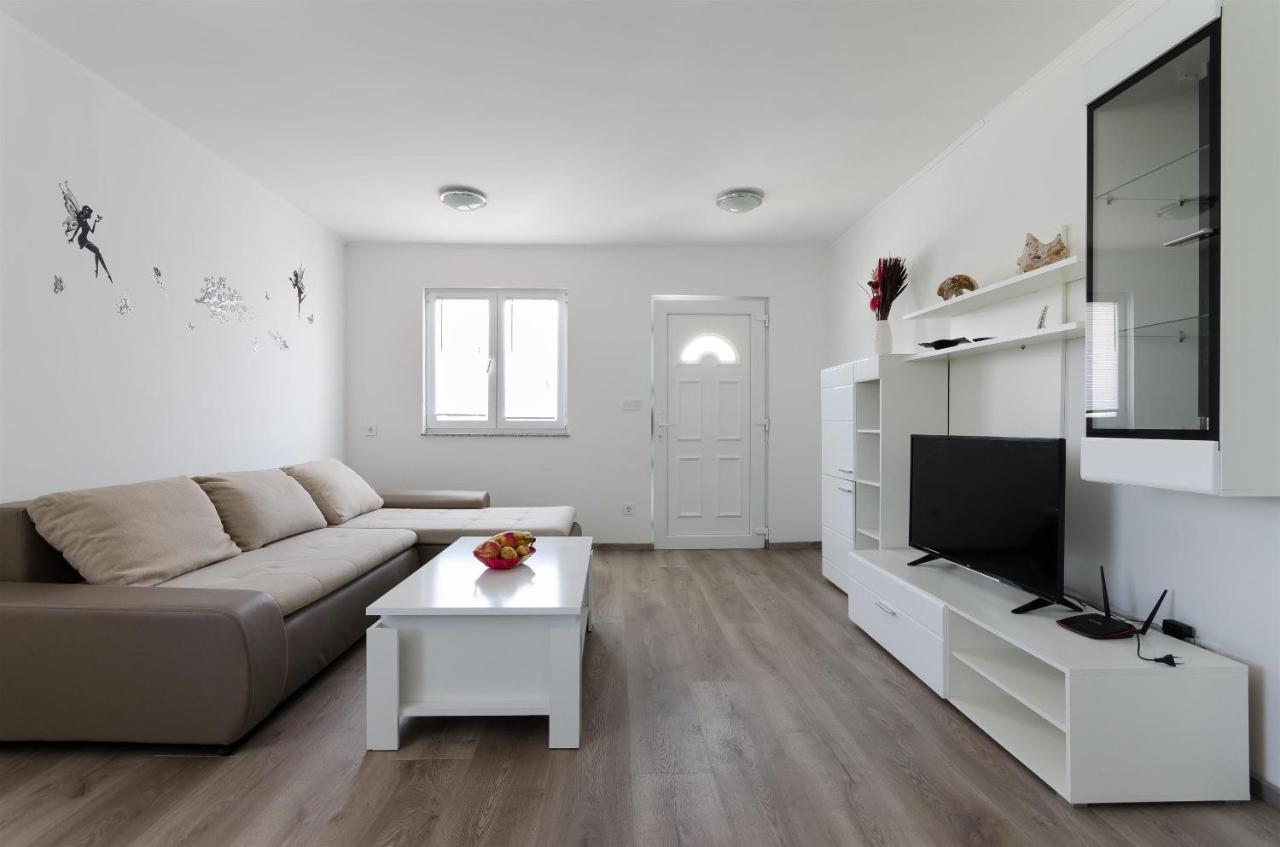 Apartments Ester لوبار المظهر الخارجي الصورة