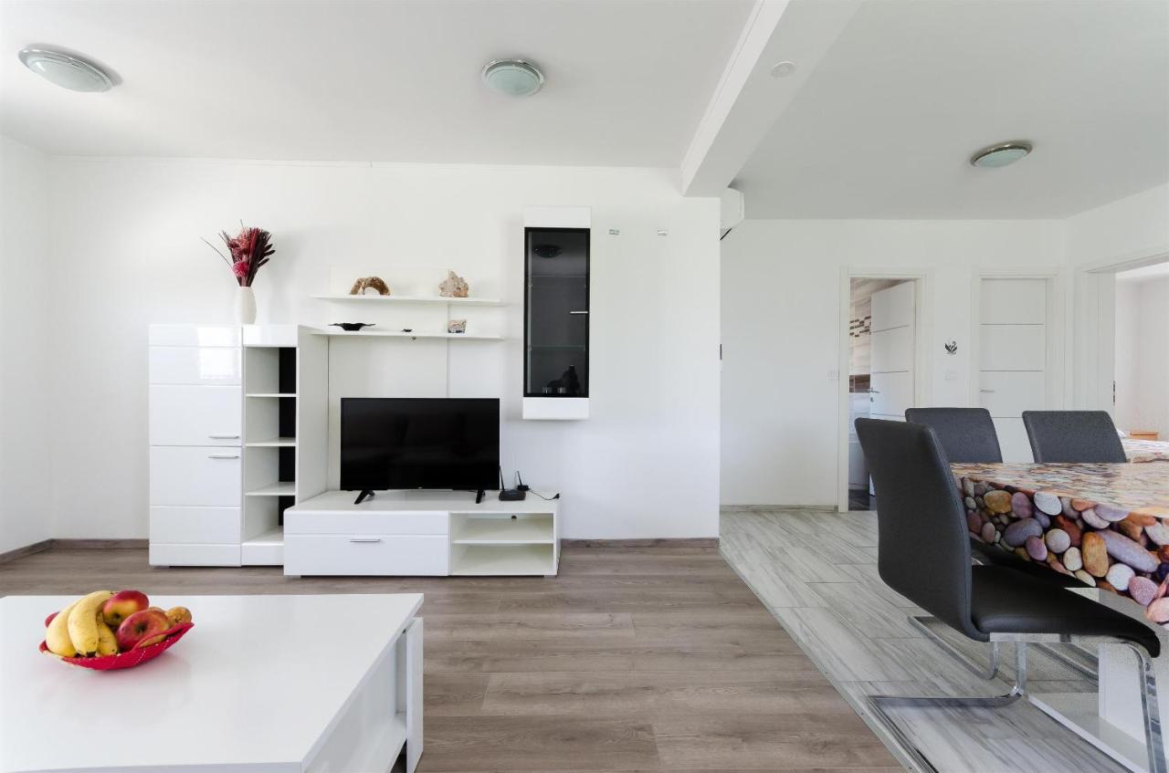 Apartments Ester لوبار المظهر الخارجي الصورة
