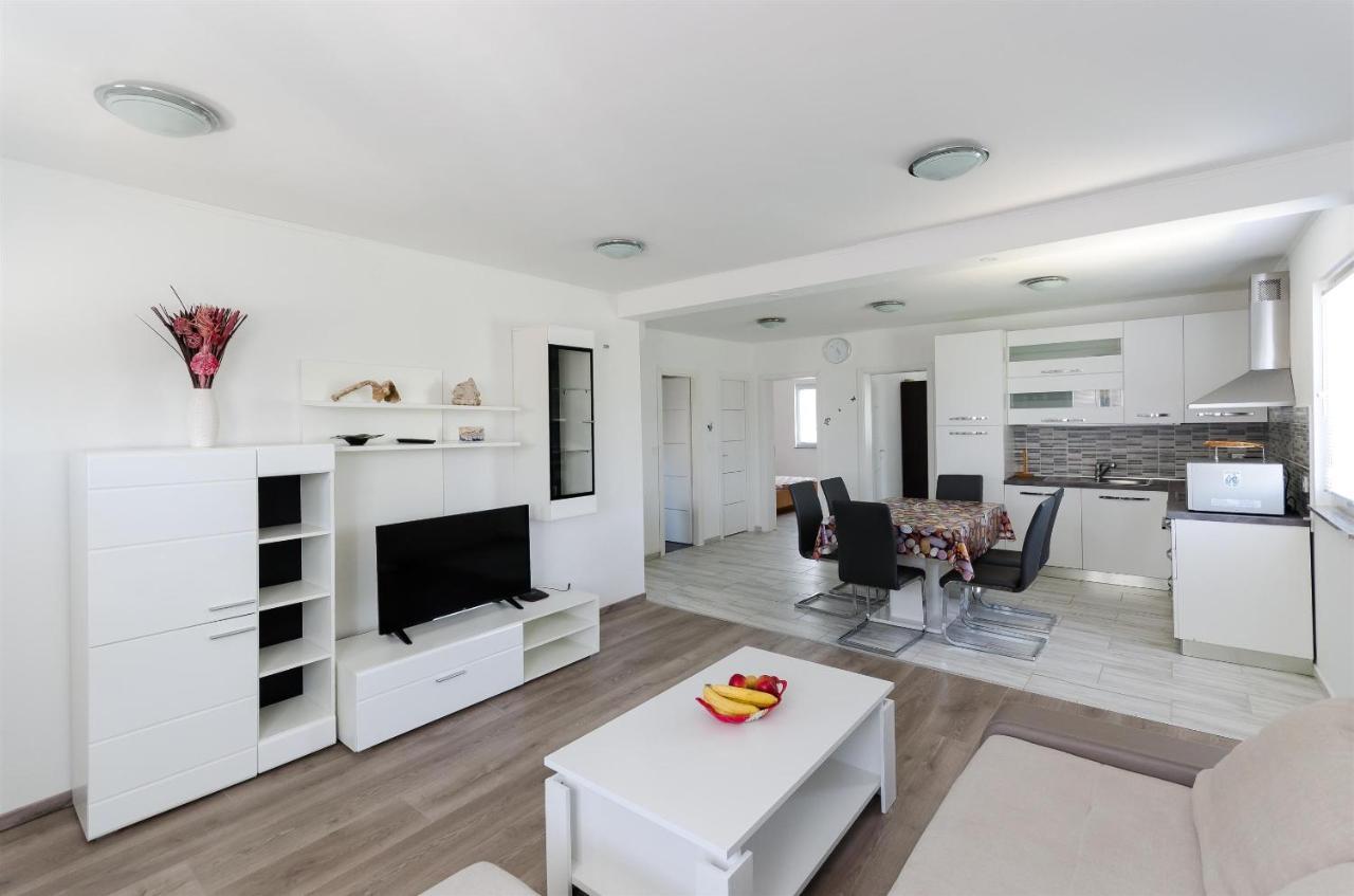 Apartments Ester لوبار المظهر الخارجي الصورة