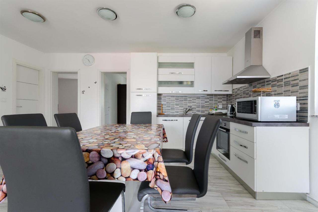 Apartments Ester لوبار المظهر الخارجي الصورة