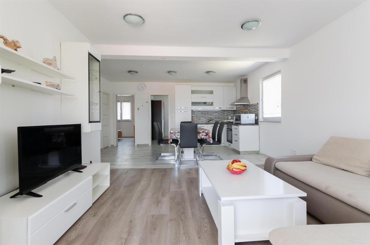 Apartments Ester لوبار المظهر الخارجي الصورة
