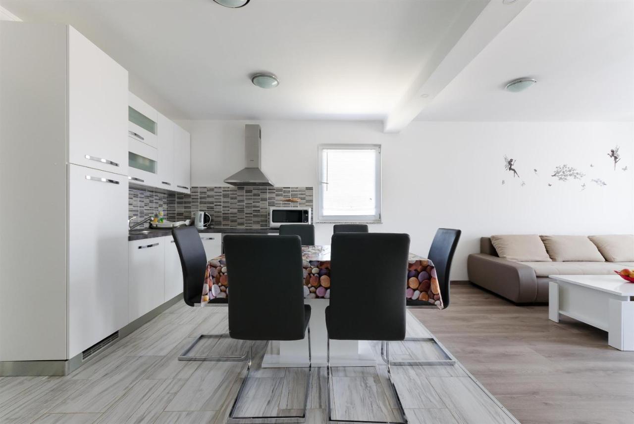 Apartments Ester لوبار المظهر الخارجي الصورة