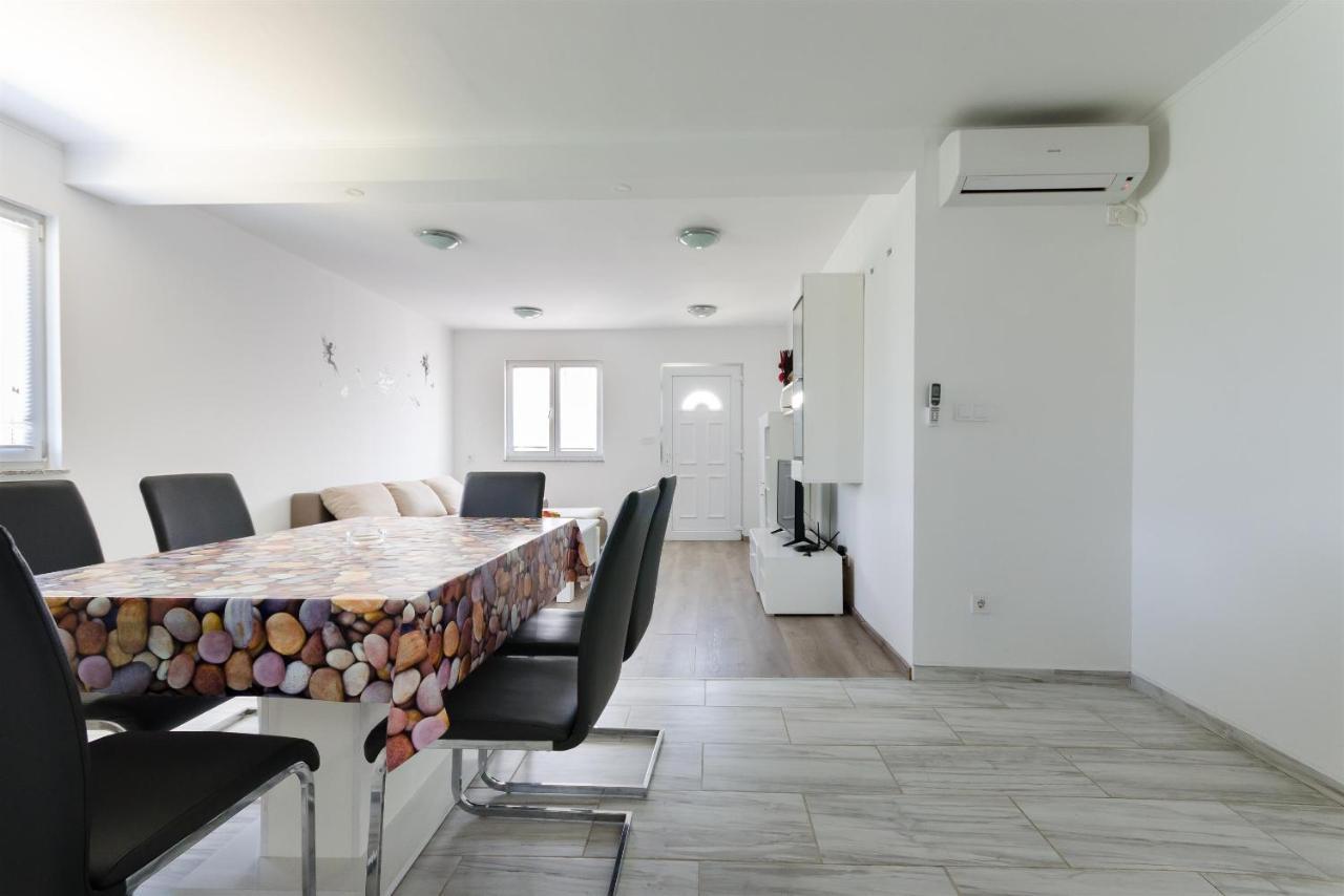 Apartments Ester لوبار المظهر الخارجي الصورة